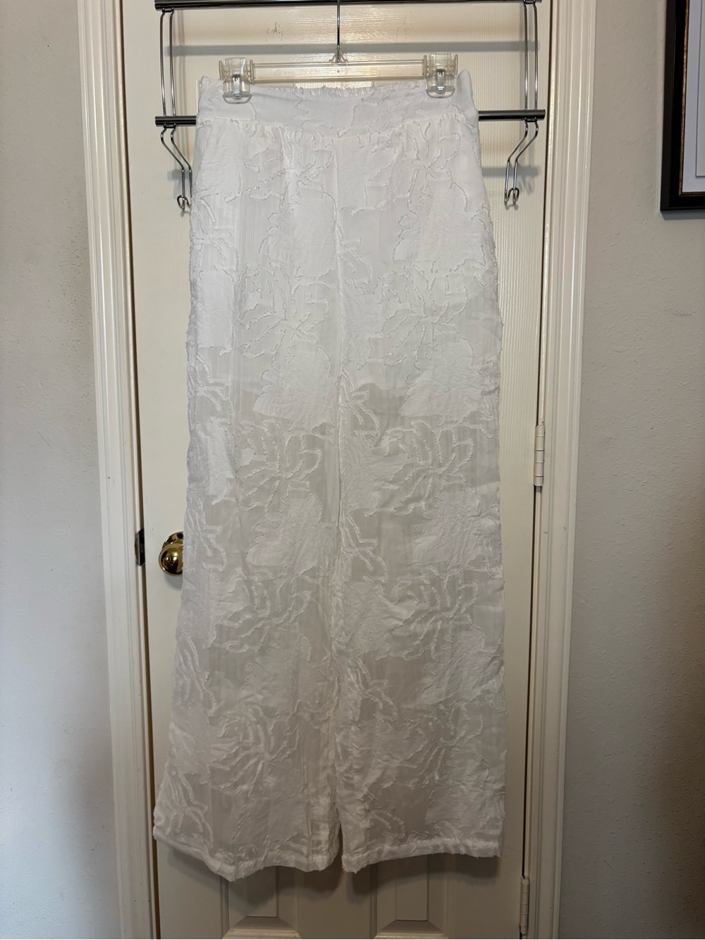 NWOT Chic Me White Floral Jacquard Wide-Leg Pants
